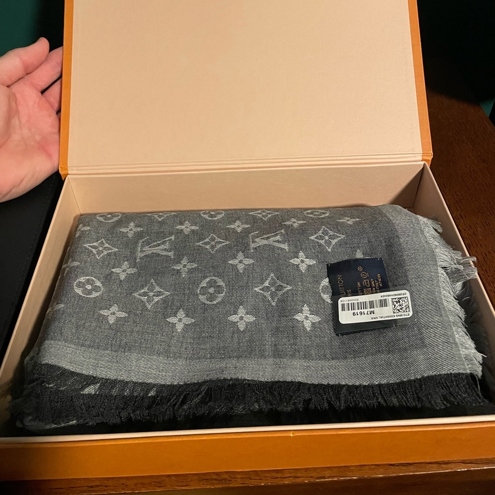 Louis Vuitton Essential Scarf/Stole NWT NWB